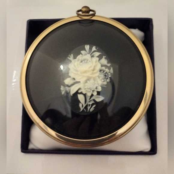 Vintage Roses In Cameo from the Miniture World of Peter Bates in England - Picture 6 of 6
